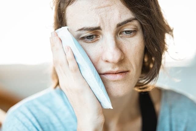 girl with tooth ache