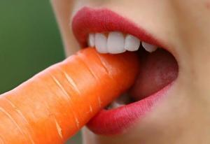 girl eating carrot